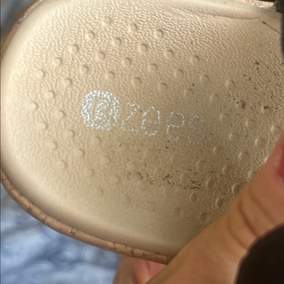 Bzees Black Women's Sandals with beaded Detail - Picture 9 of 10